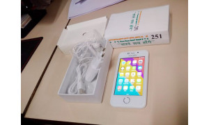 Freedom 251 hands-on photos appear, looks like a smaller iPhone