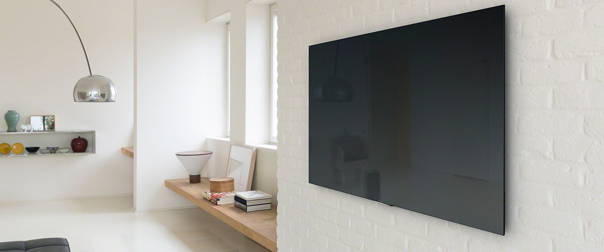 Повесить тв на стену. Телевизор на стене. Телевизор настенный. Плоский телевизор на стену. Панель для телевизора на стену.
