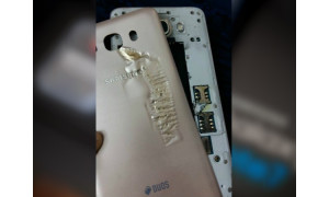 Samsung Galaxy J7 catches fire mid-air in Delhi-Indore flight, causes panic